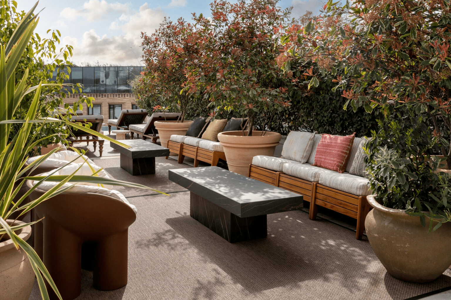 Tapis Bolon extérieur sur terrasse aménagée – revêtement tissé durable et design pour espaces extérieurs.