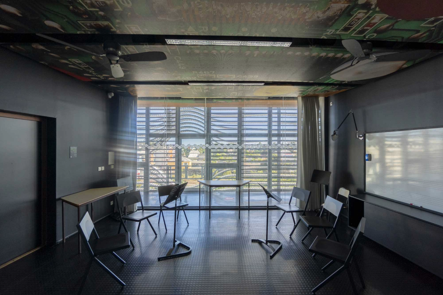 Revêtement de sol en caoutchouc noir posé par un soliste moquetteur dans une salle professionnelle polyvalente