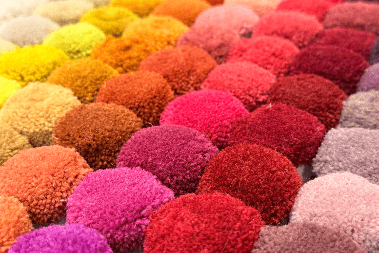 Échantillons de moquette en fibres douces, présentés dans une large palette de couleurs pour illustrer le confort et la qualité d’une moquette.