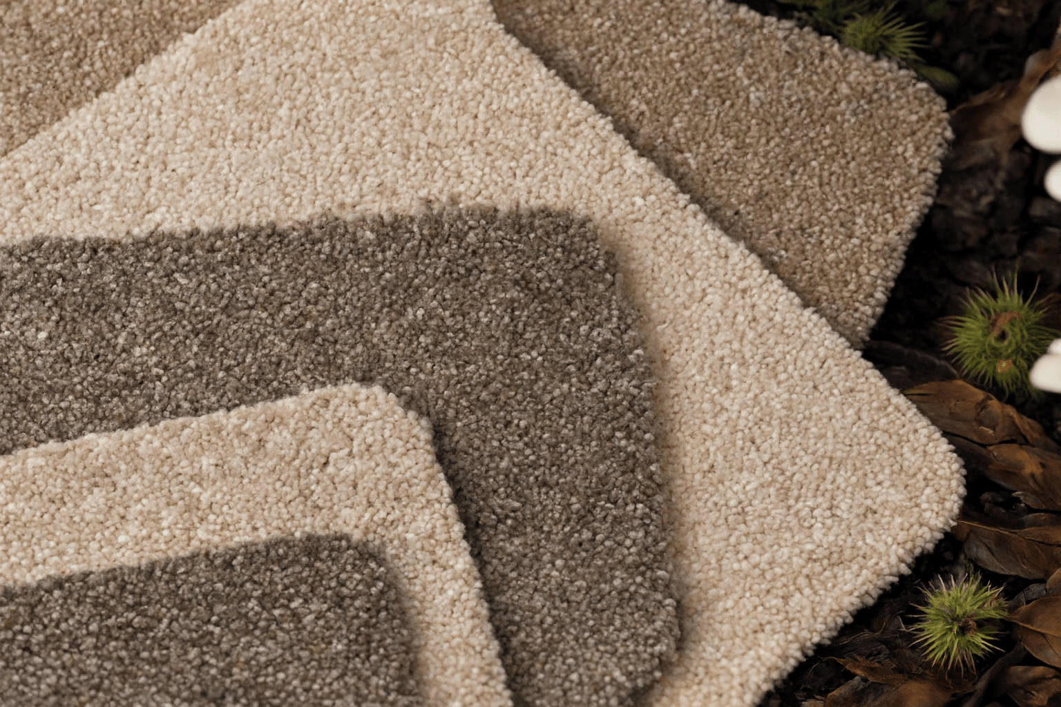 Échantillons de moquette douce dans des tons naturels beiges et bruns, présentant différentes textures pour choisir un revêtement confortable et chaleureux.