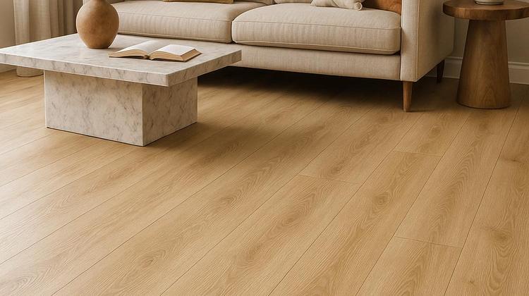 Sol PVC aspect parquet chêne clair posé dans un salon moderne avec canapé beige et table basse en marbre.
