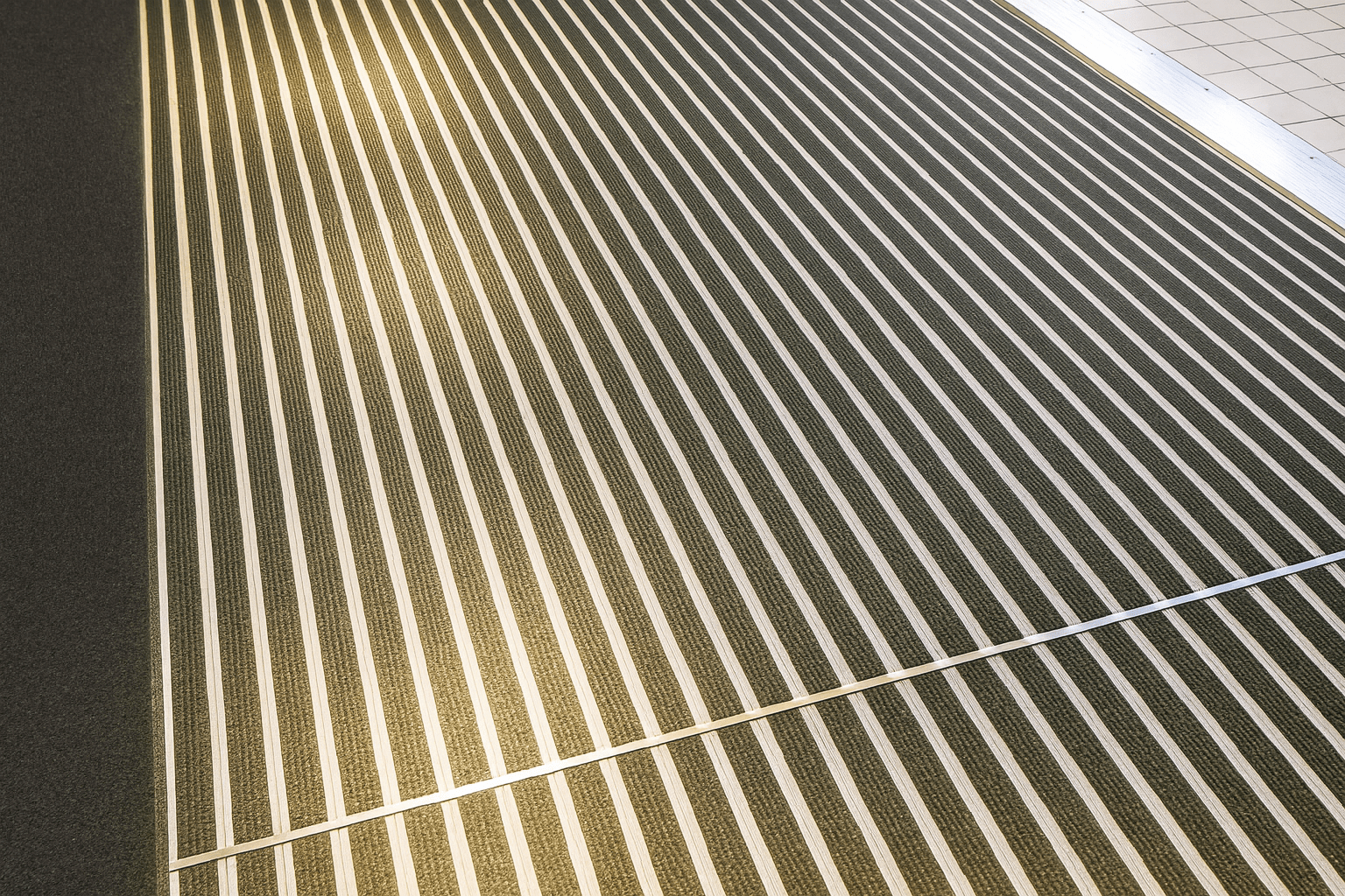 Tapis d’entrée modulaire Nuway à lames textiles et aluminium pour zones à fort passage.