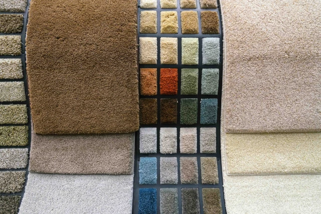 Découpe précise de moquette sur mesure illustrant une expertise technique professionnelle.